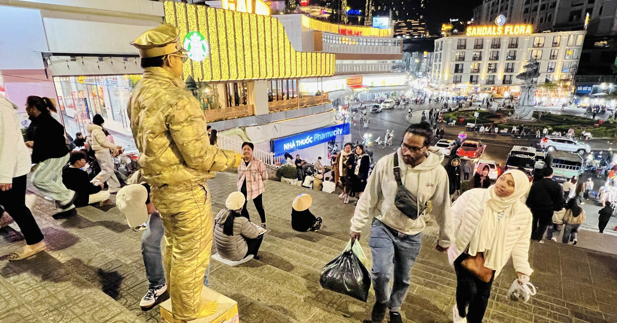 Living statues brave Da Lat’s cold nights to earn extra income