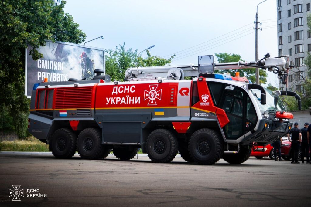 Look at this huge airport fire truck that Ukraine’s Emergency Service just received from Luxembourg