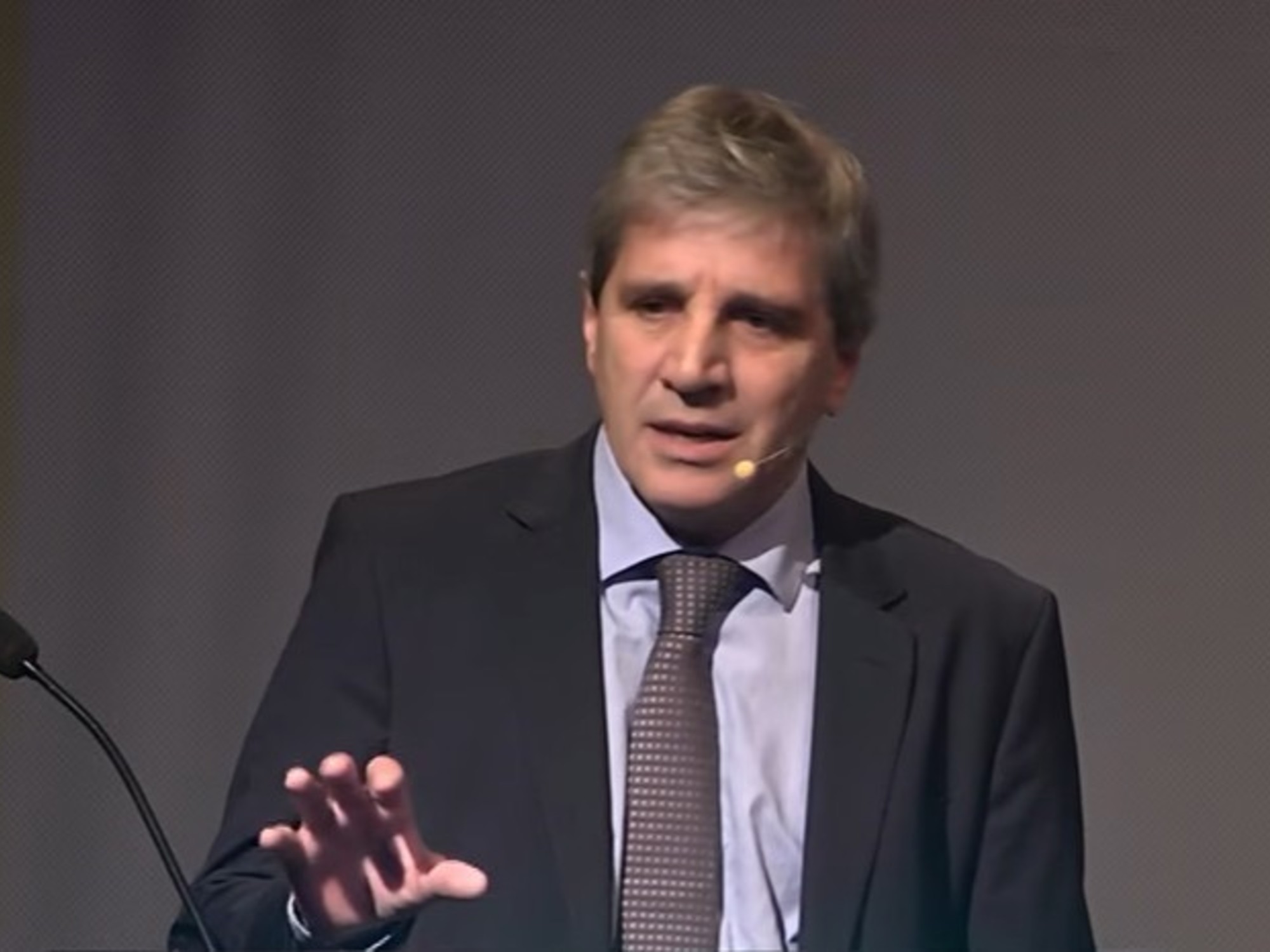 Luis Caputo dijo que la justicia social "es que la gente tenga crédito"