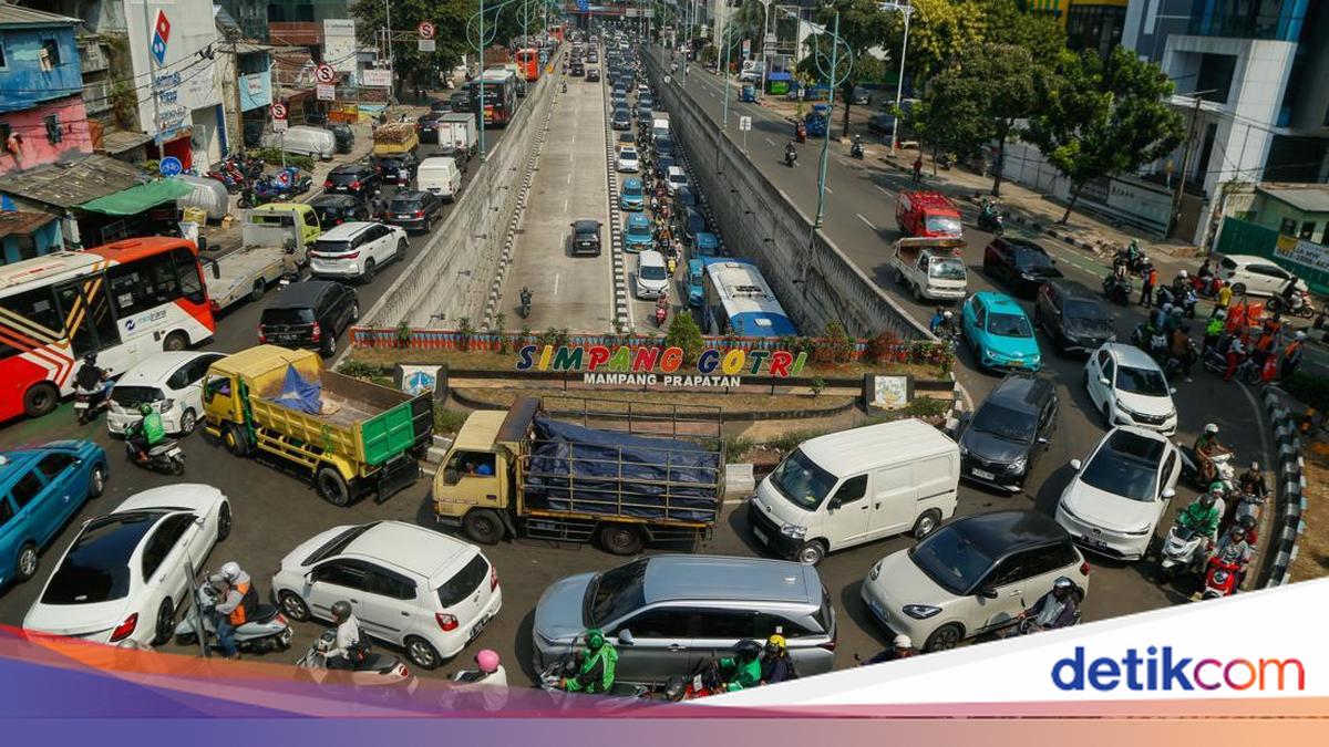 Macet di Mana-mana Buntut Truk Angkut Crane Robohkan JPO Tendean