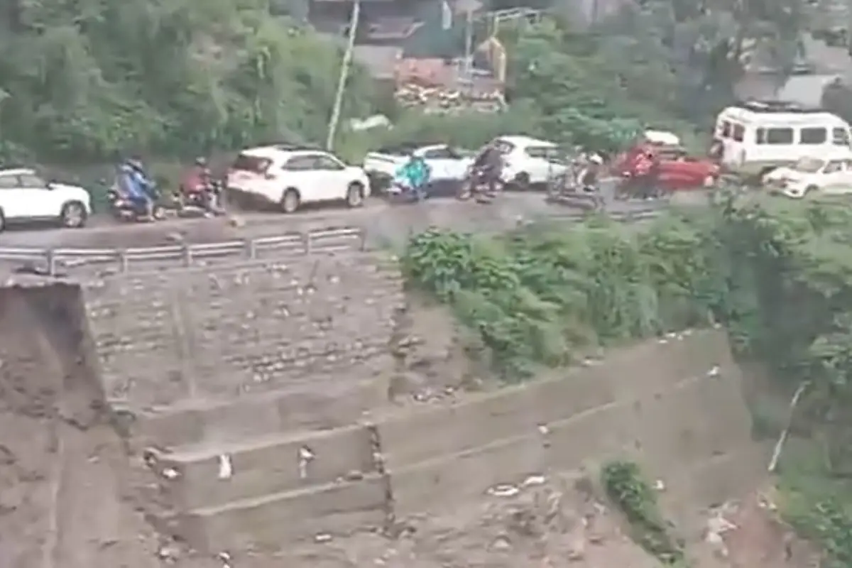 Massive landslide on Mussoorie-Dehradun Road; vehicular movement halted until further orders