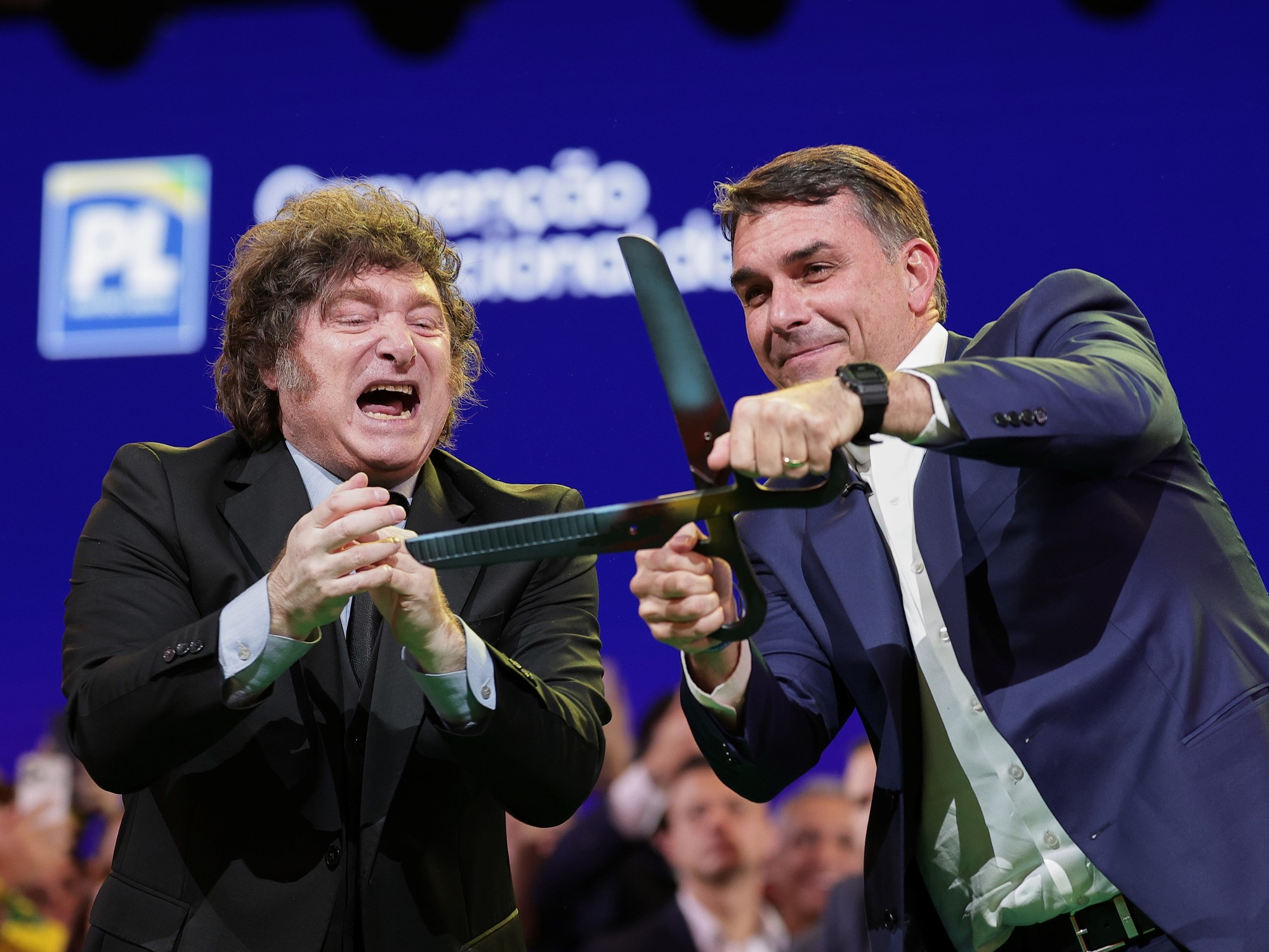 Milei participó del lanzamiento de Flávio Bolsonaro como candidato presidencial en Brasil y llamó “ladrón”, “presidiario” y “basura socialista” a Lula