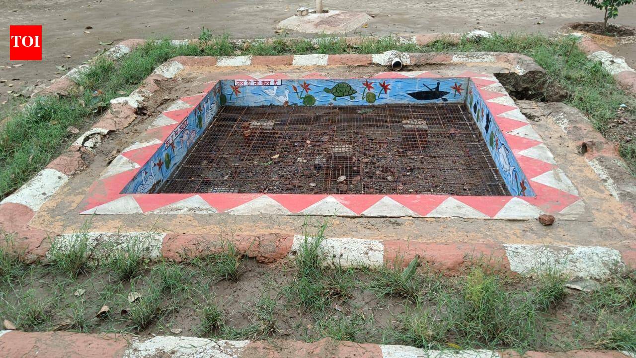 Naini Jail inmates build rainwater harvesting pits for groundwater recharge | Prayagraj News