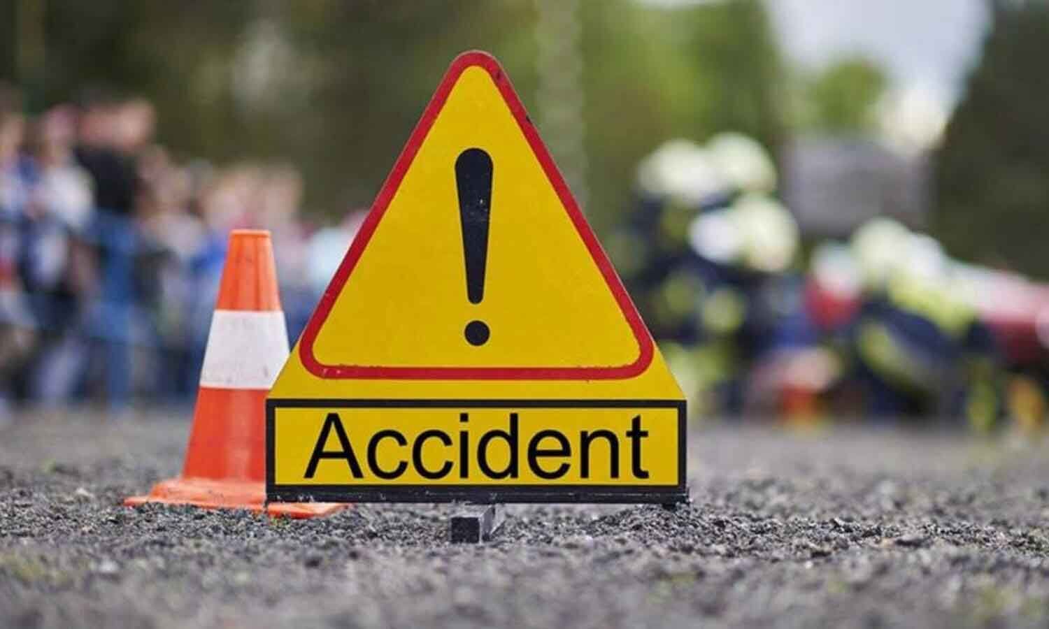 One killed after a scooter crashes into divider in Visakhapatnam