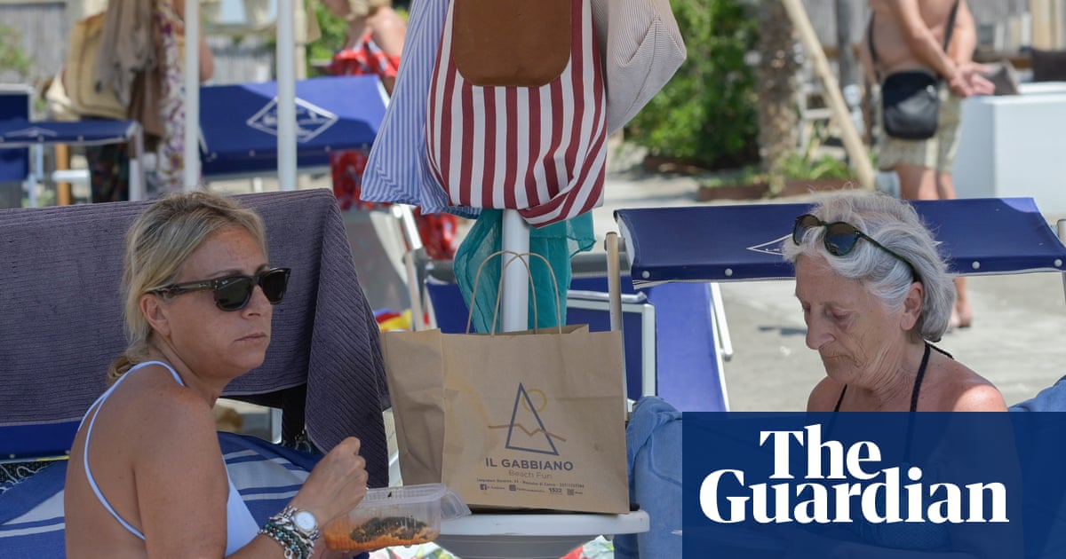 Panino police: packed lunch bans enrage Italians at pricey beach clubs | Italy