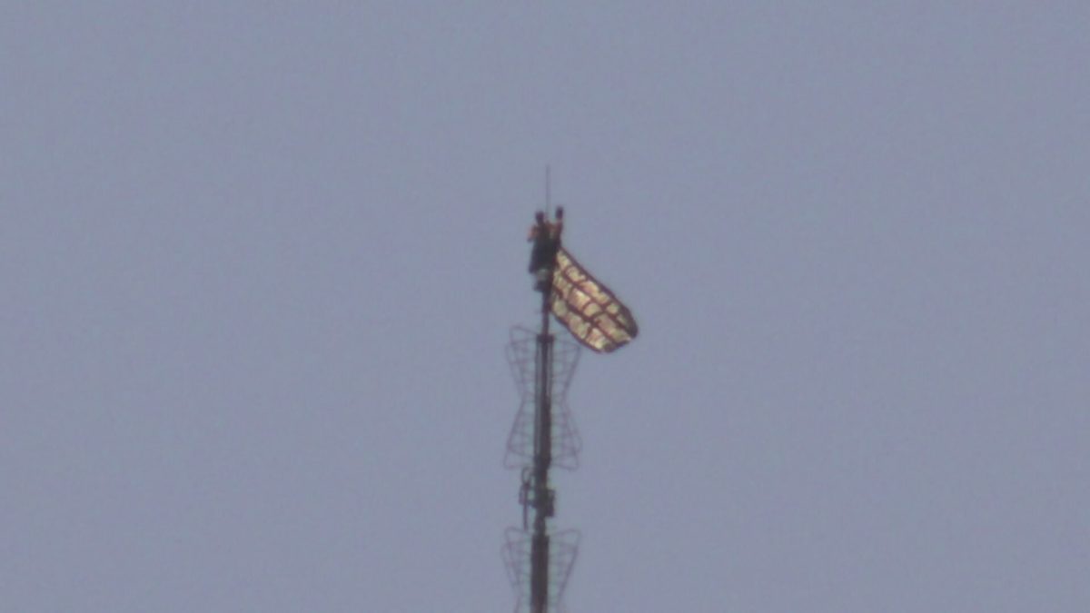 People seen hanging flag from Empire State Building