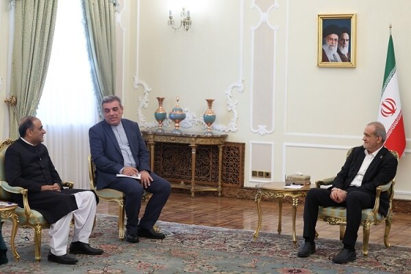 Pezeshkian urges stronger cooperation between Iran, Pakistan