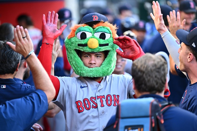 Red Sox win despite injury to Ranger Suarez