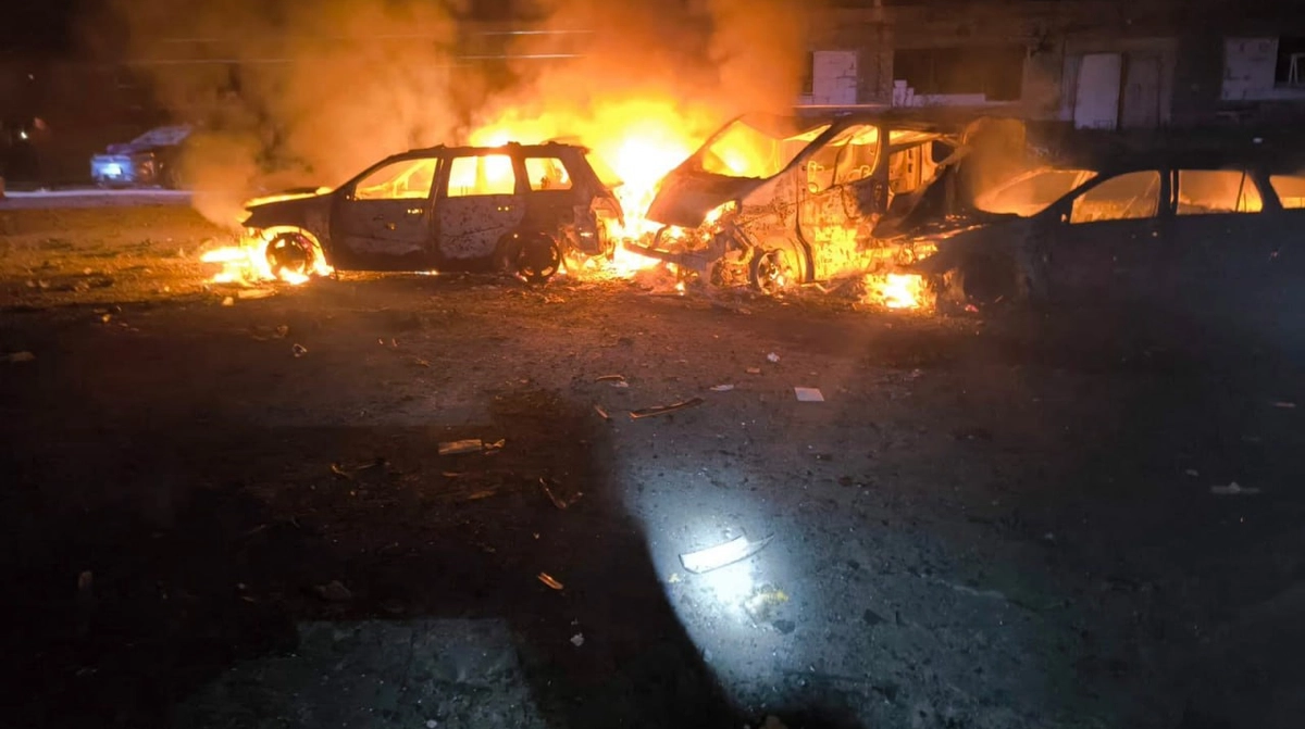 Russia attacks Kyiv with missiles: debris falls on residential building