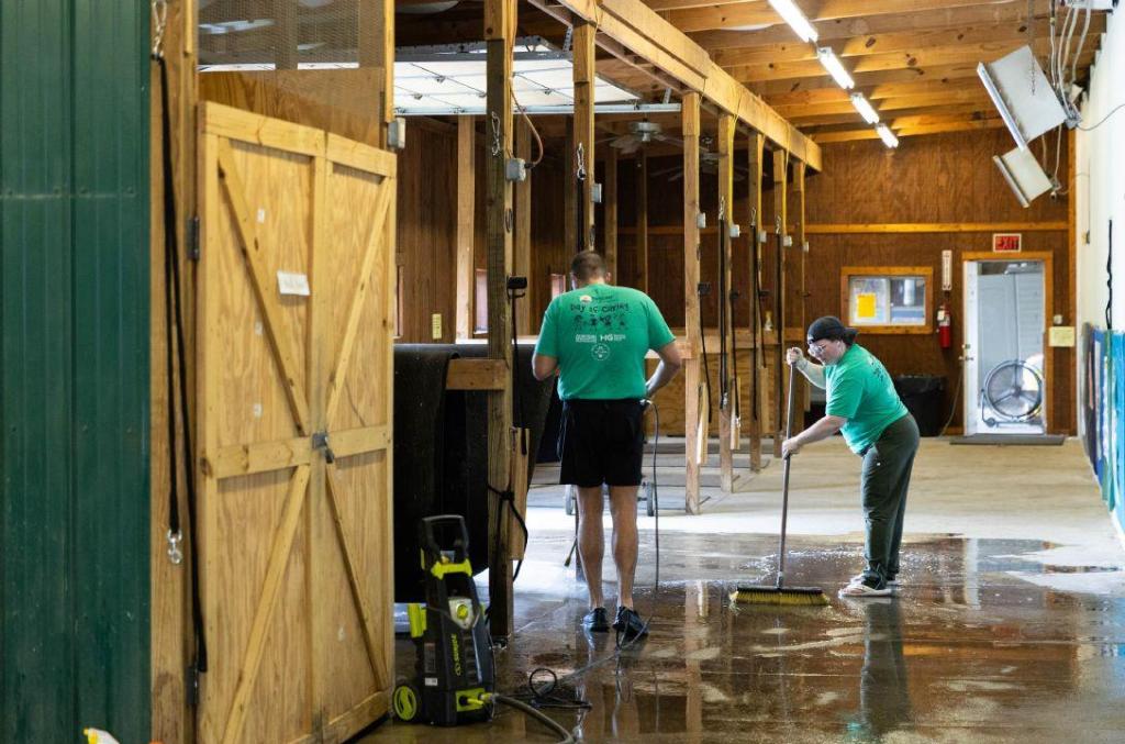 SLIDE SHOW: Hundreds of volunteers join in on United Way’s annual Day of Caring