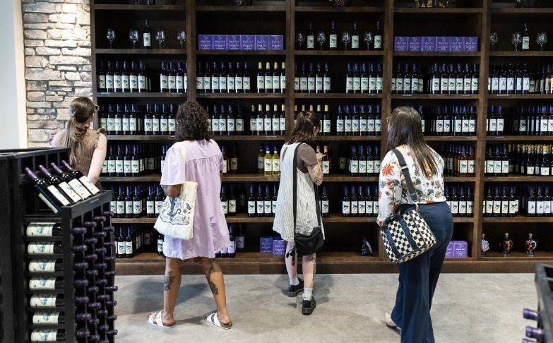SLIDE SHOW: Purple Toad cuts ribbon on new Bowling Green location