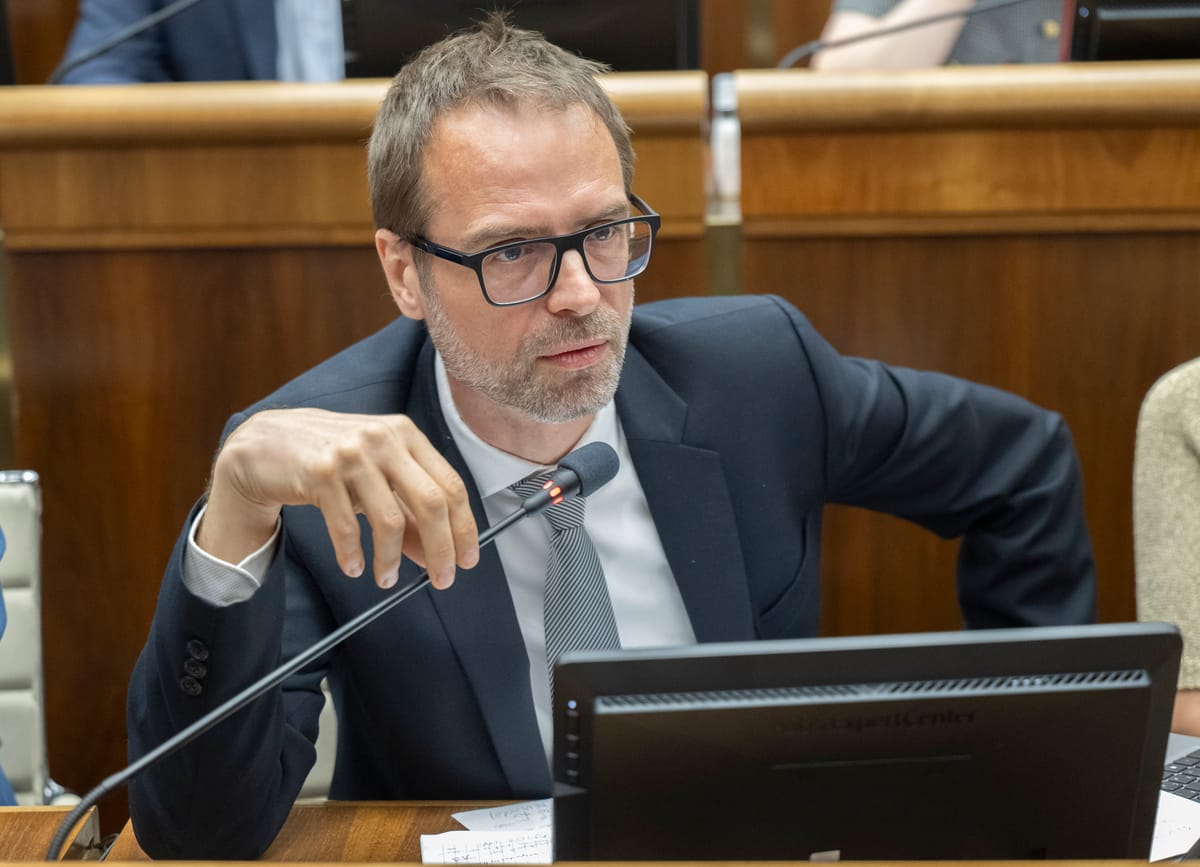 SaS Accuses Health Minister Sasko of Inaction over Planned Dovera-Union Merger