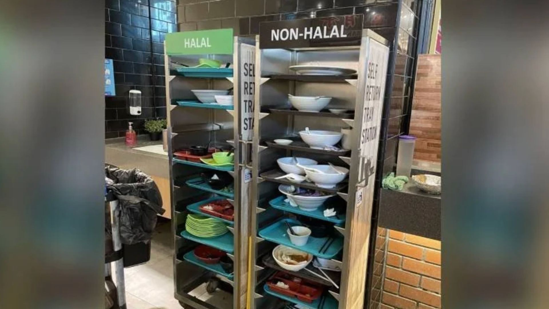 Singaporean diner says tray sorting is staff's responsibility after being told to separate halal and non-halal trays