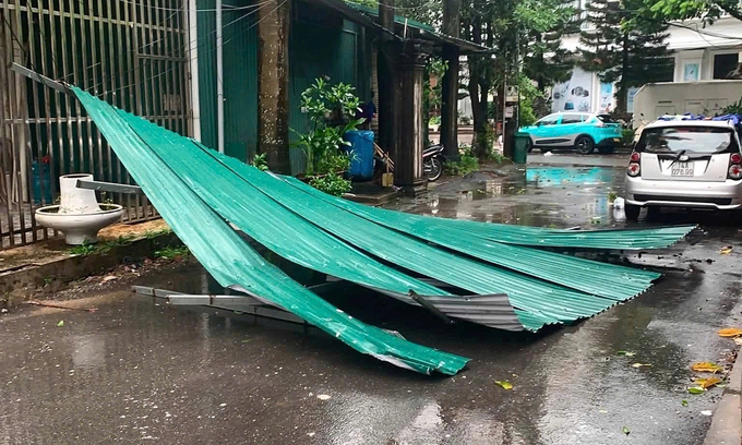 Storm Maysak tears off roofs, topples trees as it hits Vietnam's northern border