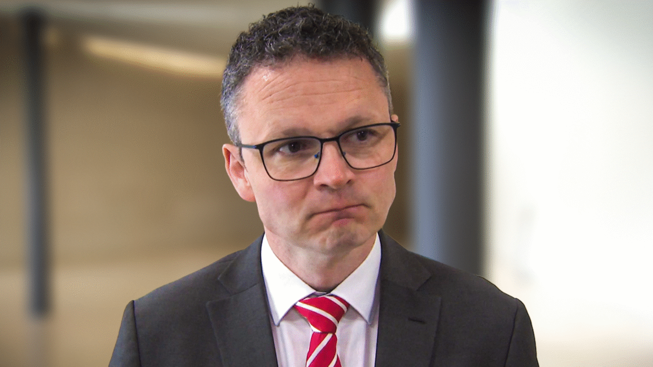 Struggling radio outlet fears criticising minister over funding