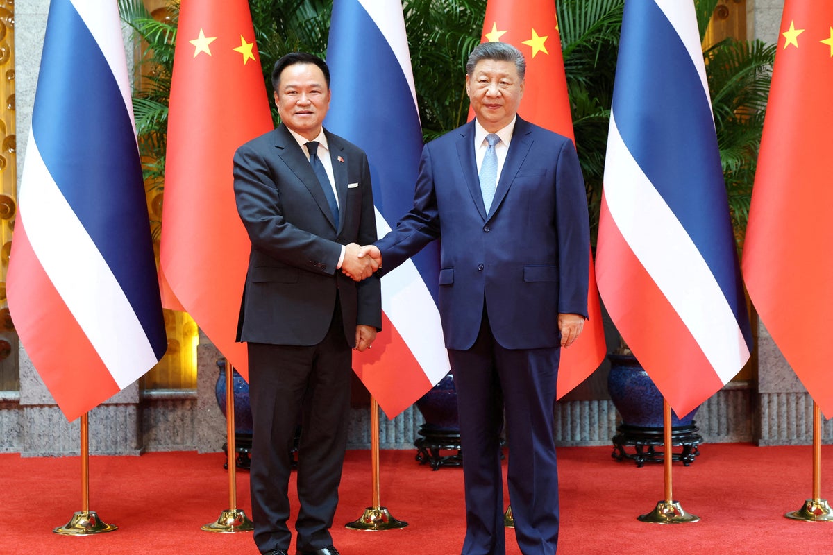 Thai leader serenades Chinese premier in latest bizarre example of ‘musical diplomacy’
