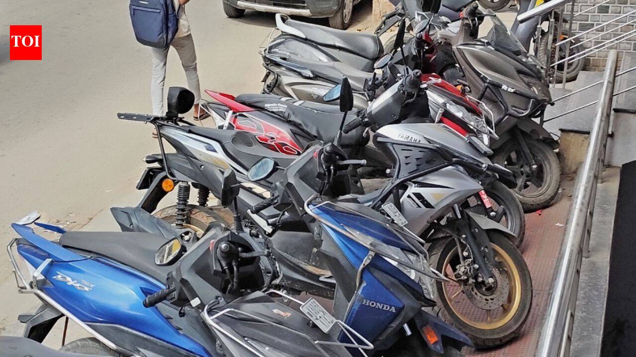 The great Indian flip: People on roads, bikes on footpaths | Delhi News