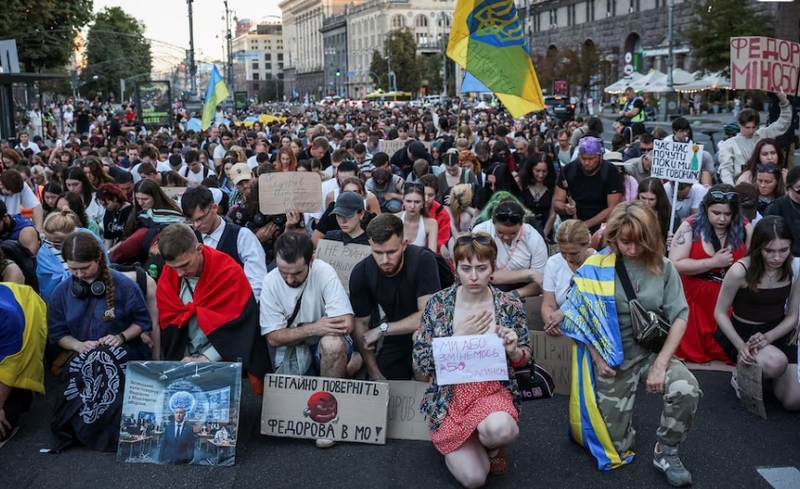 Thousands take to Kyiv's main street, firm on calls for defence minister's return