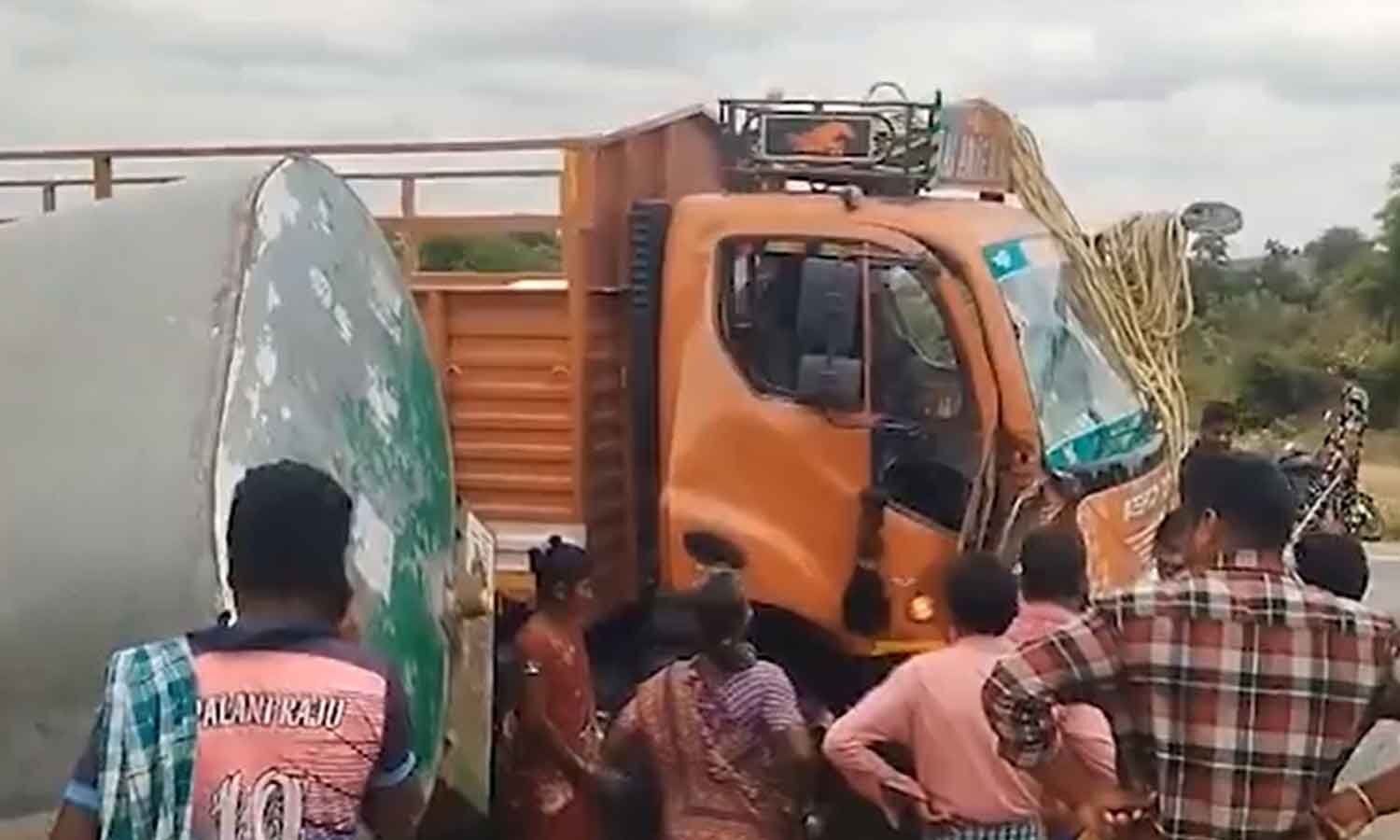 Three killed after tempo vehicle rams into into a water tanker in Kuppam
