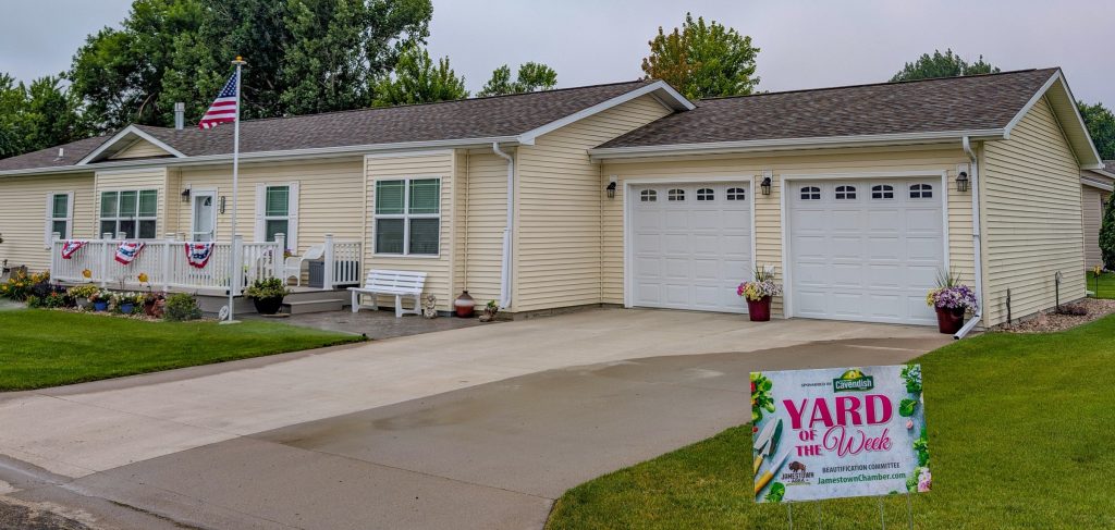 Tom & Gale Scherbenske Receive Yard of the Week Recognition