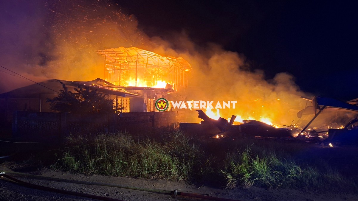 Twee woningen in vlammen opgegaan te Bennie's Park; 11 personen dakloos