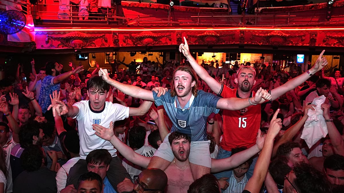 Video. Jude Bellingham double sends jubilant England into World Cup semis