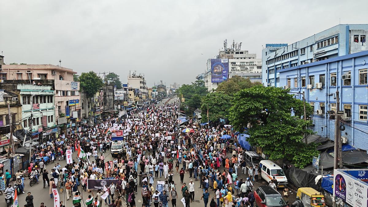 Violence erupts as police, protesters clash at CJP-Left students’ rally in Kolkata