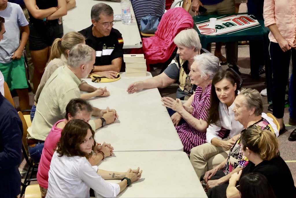 Wildfire emergency deepens as royals visit evacuees and new Valencia blaze forces thousands to flee