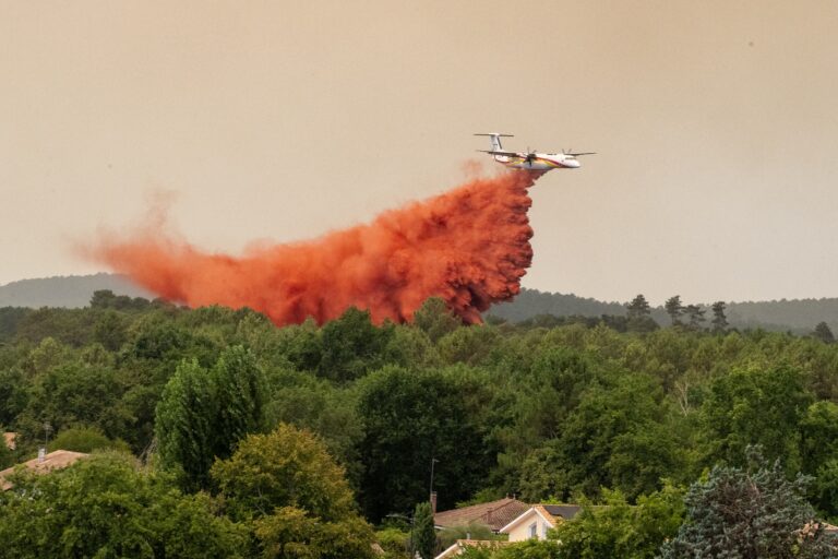 Wildfire spreads near popular French tourist town as thousands are evacuated