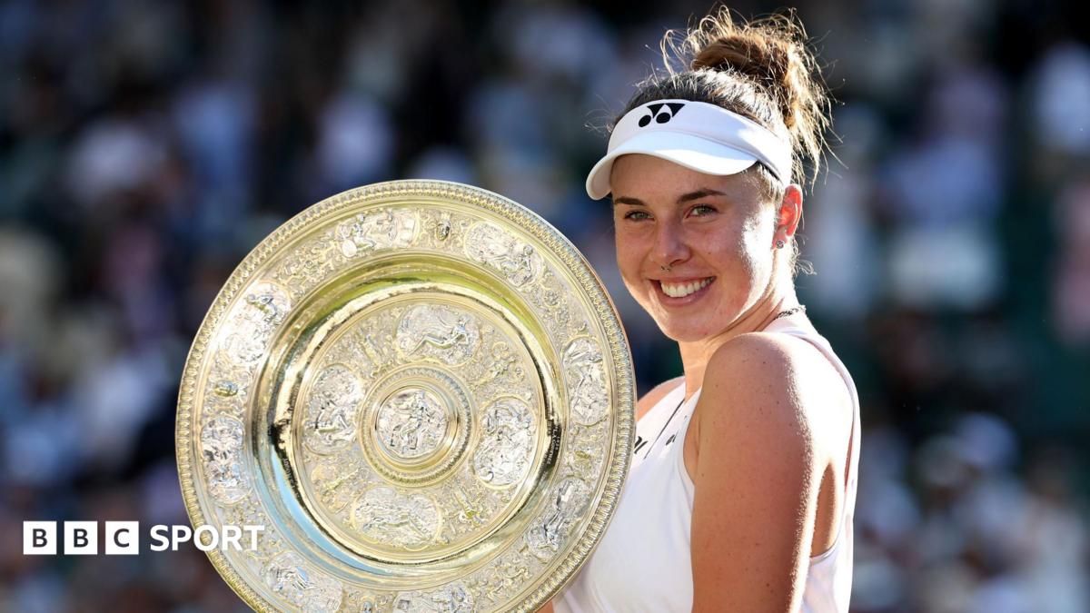 Linda Noskova holds up the Wimbledon trophy