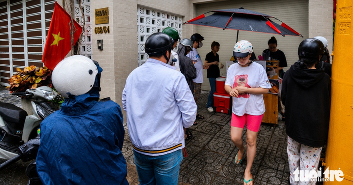 Young people queue in rain for viral Yunnan snow milk in Ho Chi Minh City