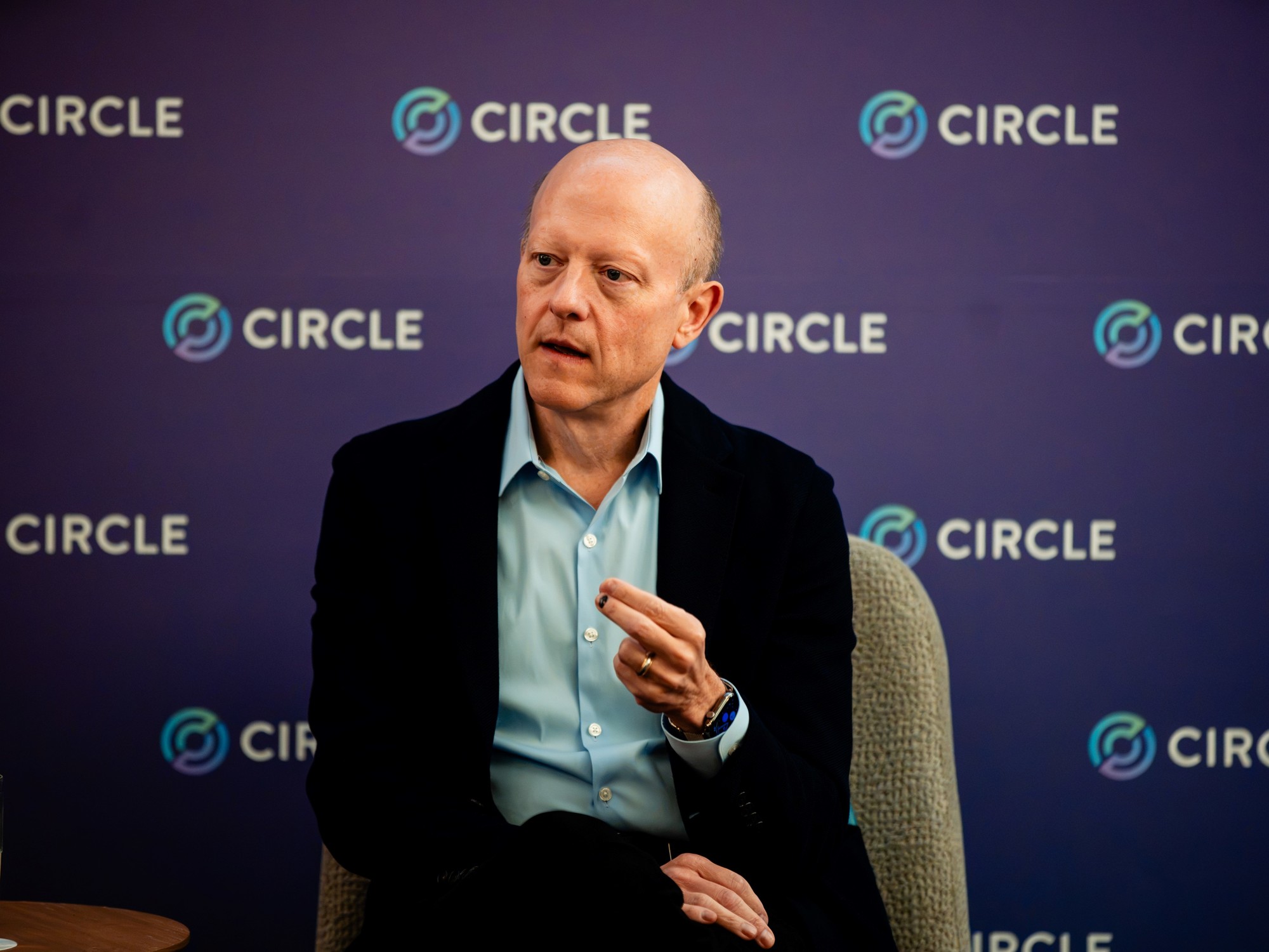 gigante cripto se une a un banco para llegar a las empresas