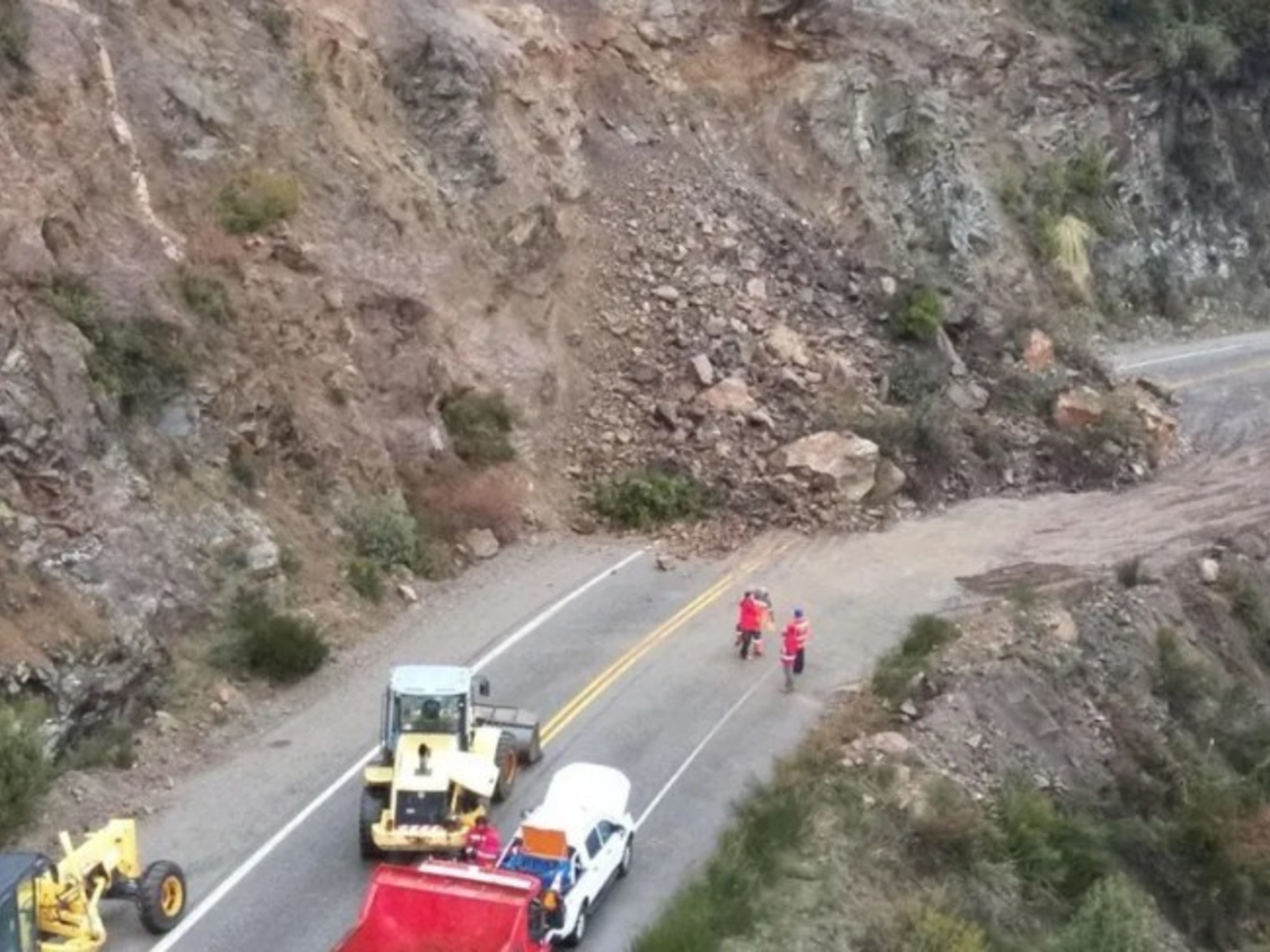 la caída de rocas desde la montaña en el camino de los Siete Lagos interrumpe el tránsito en la Ruta 40