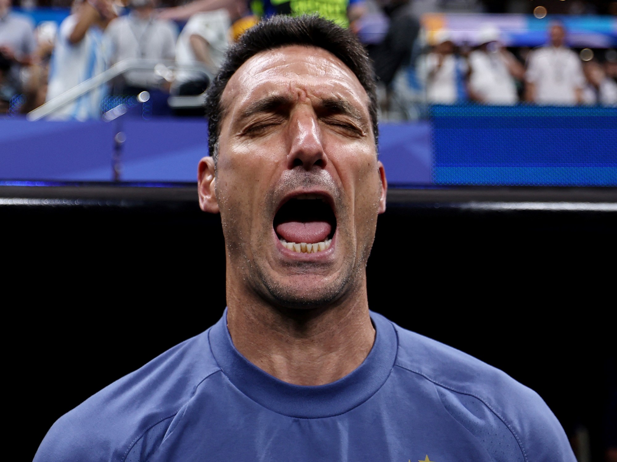 los canales de TV abrirán el domingo con el Himno cantado por la Selección Argentina
