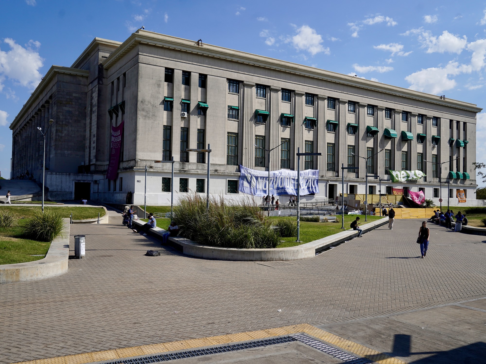 tras la ola de críticas a la Argentina, el Gobierno ratificó que las universidades le pueden cobrar a los extranjeros