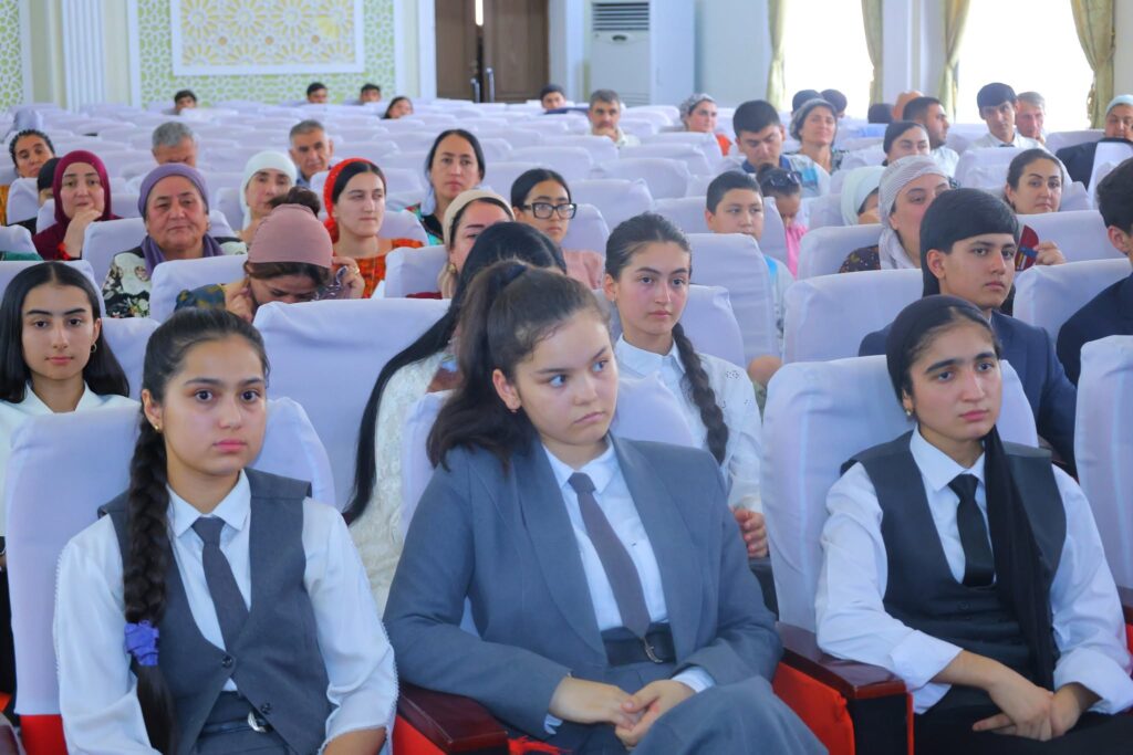 100 Tajik school graduates win medals and qualify for exam-free university admission