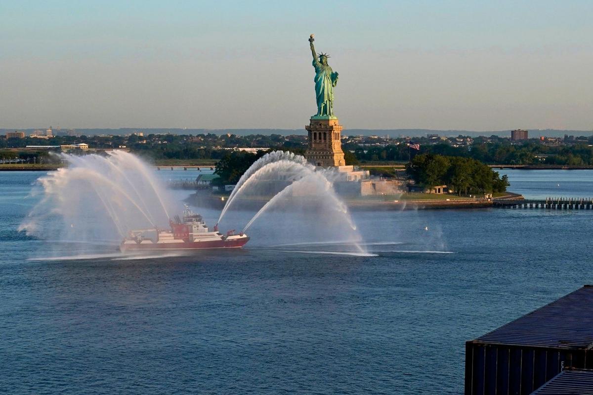 2 dead after boat capsizes near Statue of Liberty