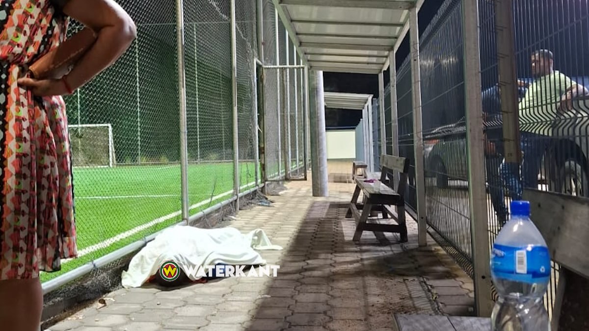 52-jarige man dood neergevallen langs voetbalveld