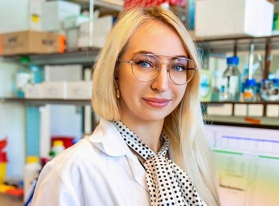 A tiny pore identifies cyanobacteria toxins in lake water