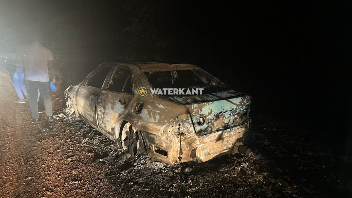 Afgebrande auto en gedeeltelijk verbrand lichaam van 29-jarige man aangetroffen langs Avobakaweg