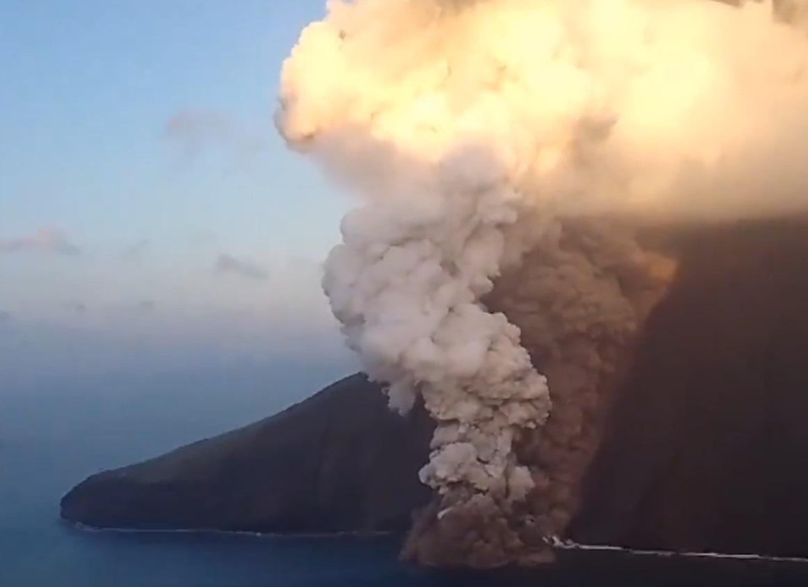 Etna eruption with lava and ash - still from video di Vigili del Fuoco on X
