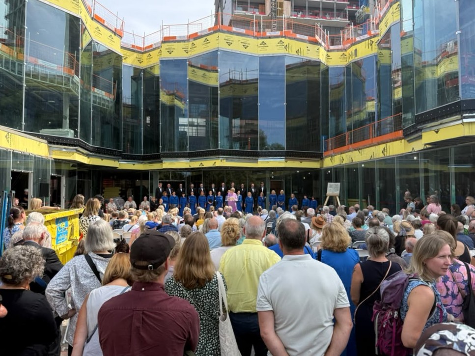 Hundreds fill the future Estonia Square as the Tallinn Chamber Choir performs at the KESKfEST opening ceremony in Toronto. Photo by Sten Hankewitz.
