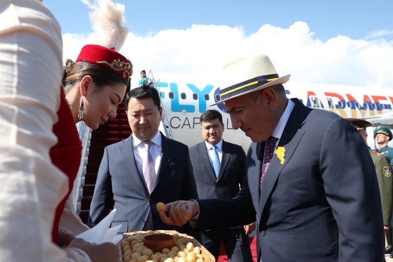 Armenian Prime Minister Pashinyan arrives in Kyrgyzstan for EAEU Council Meeting