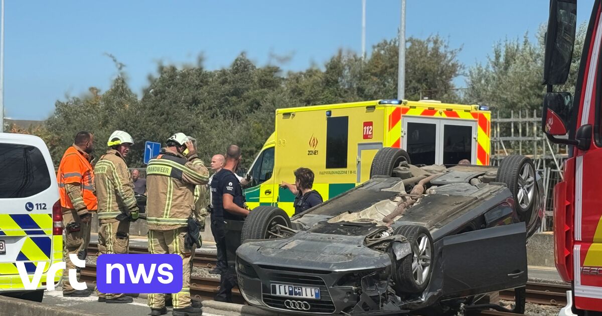Auto belandt ondersteboven op tramsporen in Blankenberge na verboden inhaalmanoeuvre