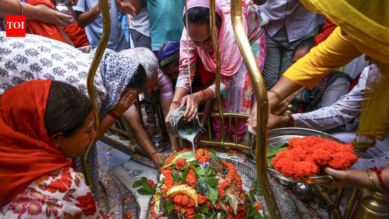 Beeline of devotees at Shiv temples mark first Somvar of Shrawan | Prayagraj News