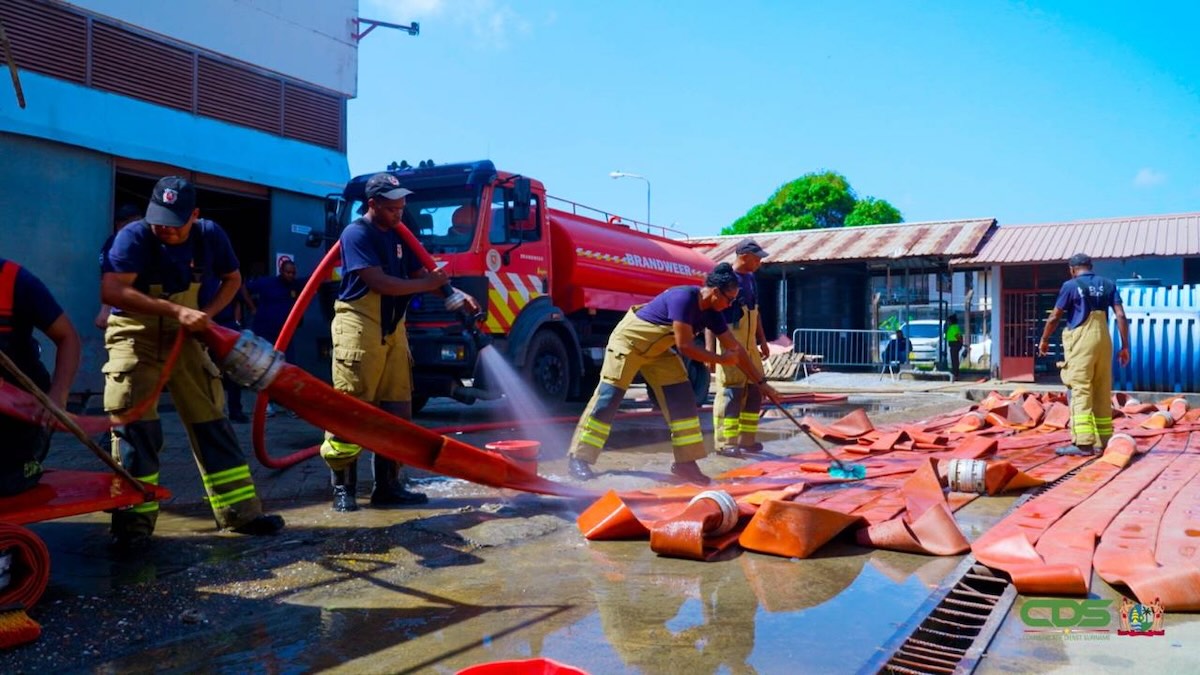 Brandweer Suriname slaat alarm: aantal gras- en vuilbranden nu al bijna op niveau van december