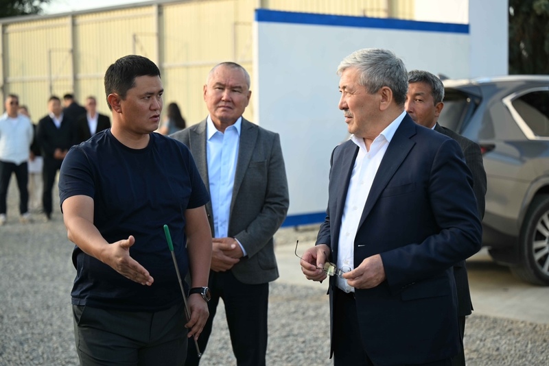 Cabinet Chief Kasymaliev inspects construction of several major projects in Karakol