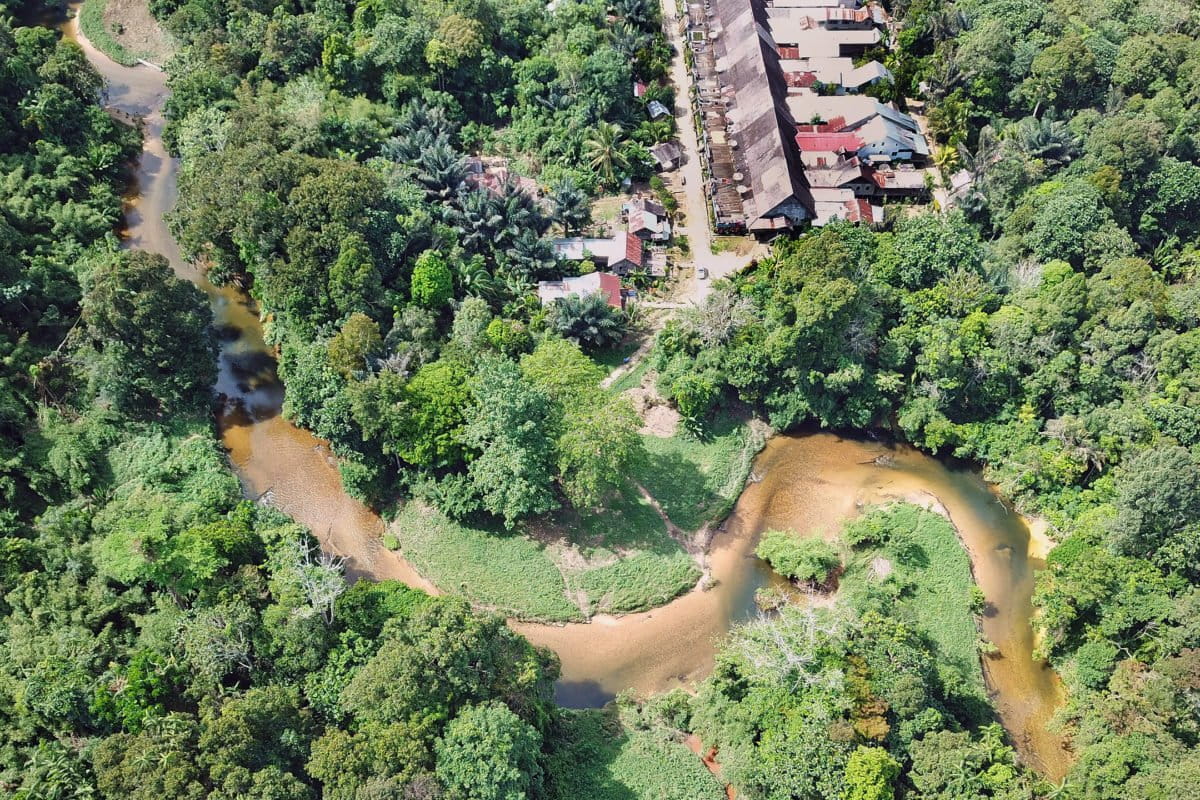 Long-house at Sungai Utik, an Iban community in West Kalimantan that has successfully defended its customary forests against loggers. Photo credit: Rhett A. Butler / mongabay