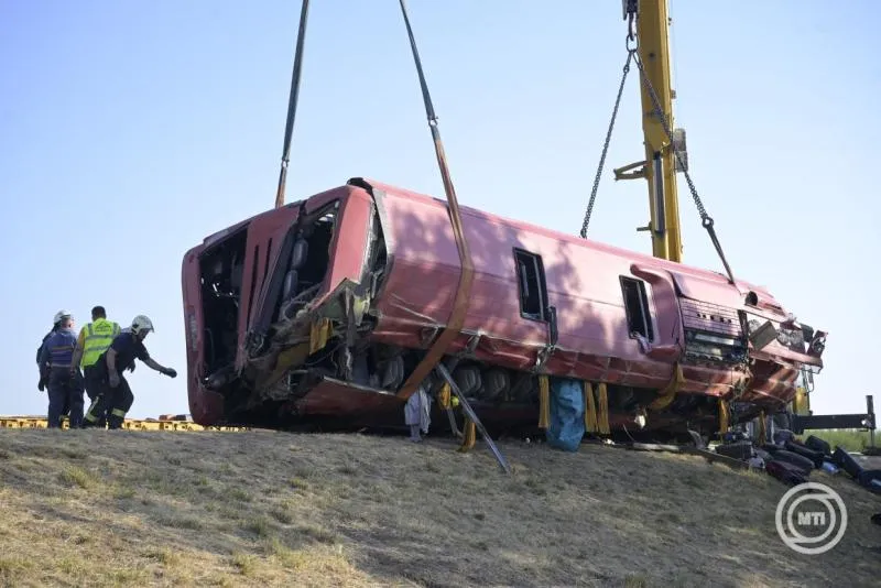 Polish bus overturns on M3 motorway in tragic accident4