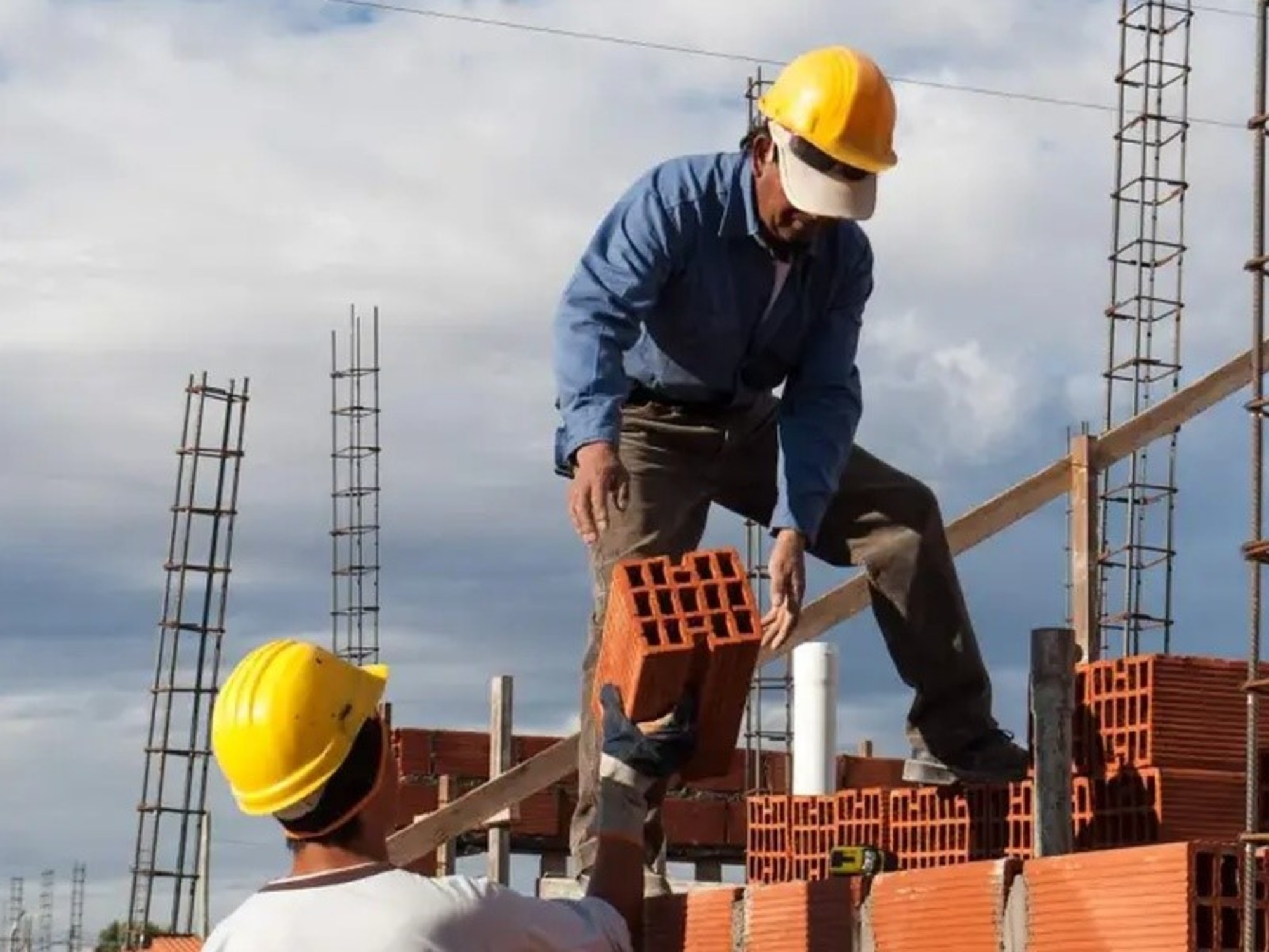 Cuánto cobra un albañil en agosto tras el nuevo incremento salarial de UOCRA